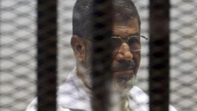 مرسي: محاكمتي مهزلة.. والقاضي يهدده بتحريك دعوى “إهانة” للمحكمة