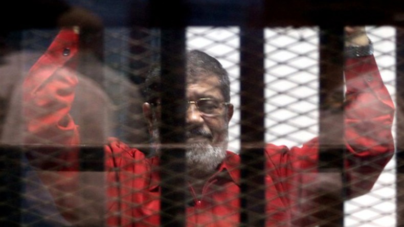 محمد مرسي يظهر بزي الإعدام الأحمر لأول مرة
