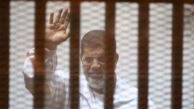 مرسي يواجه أول حكم بحقه قد يصل إلى الإعدام