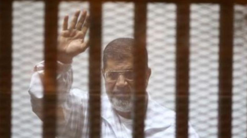 مرسي يواجه أول حكم بحقه قد يصل إلى الإعدام