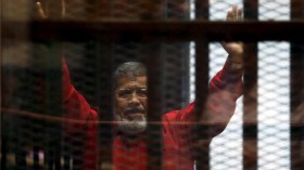 مرسي: حالتي حرجة انقلوني إلى المستشفى
