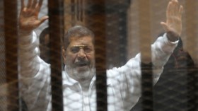 مرسي ينتظر الحكم في قضيتي التخابر والهرب من السجن