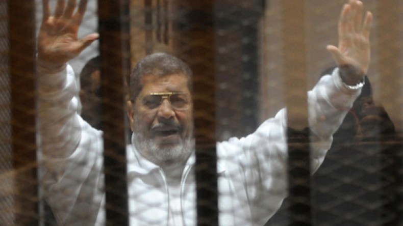 مرسي ينتظر الحكم في قضيتي التخابر والهرب من السجن