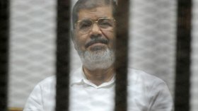 بعد تغيبه مرتين.. مرسي يحضر جلسة محاكمته في “التخابر مع قطر”