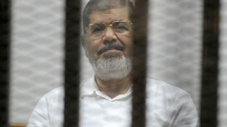 بعد تغيبه مرتين.. مرسي يحضر جلسة محاكمته في “التخابر مع قطر”