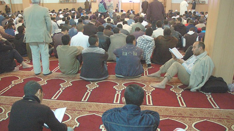 مساجد خالية  أثناء “الجمعة” بسبب فتوى فيسبوكية!