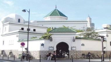 Paris Mosque Abandons Its Functions, Donations Are Misplaced