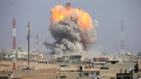 مقتل مدنيين ومقاتلين من “داعش” في غارة على مسجد غربي الموصل