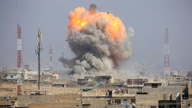 مقتل مدنيين ومقاتلين من “داعش” في غارة على مسجد غربي الموصل