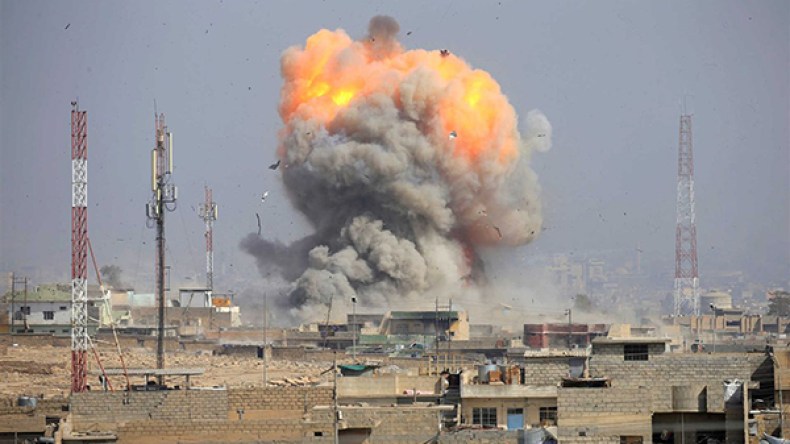 مقتل مدنيين ومقاتلين من “داعش” في غارة على مسجد غربي الموصل