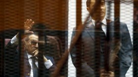 محكمة مصرية تقضي بإعادة محاكمة مبارك في قضية قتل المتظاهرين