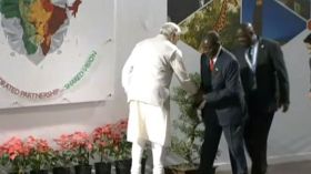 رئيس زيمبابوي موغابي يترنح أثناء محاولته صعود منصة