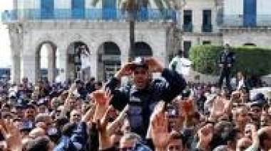 Hundreds of disgruntled municipal guards rally again in Algiers