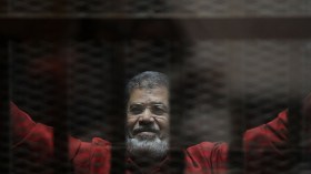 مرسي للمحكمة: أنا مع الثوار ضد الانقلاب