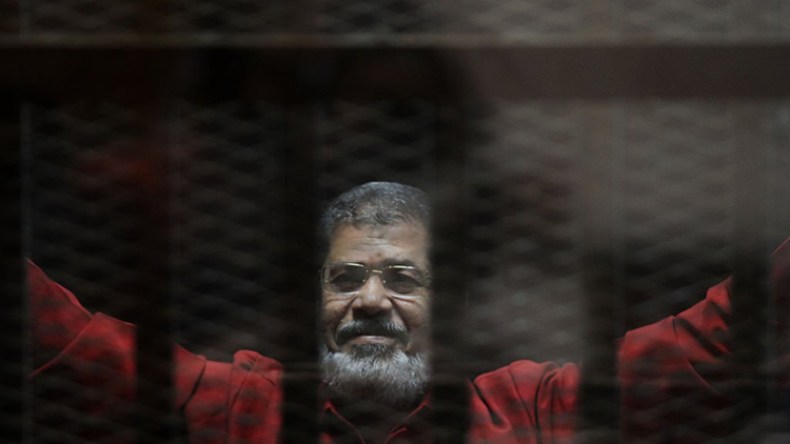 مرسي للمحكمة: أنا مع الثوار ضد الانقلاب