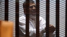مرسي يطلب لقاء محاميه للتباحث حول قضية “التخابر”
