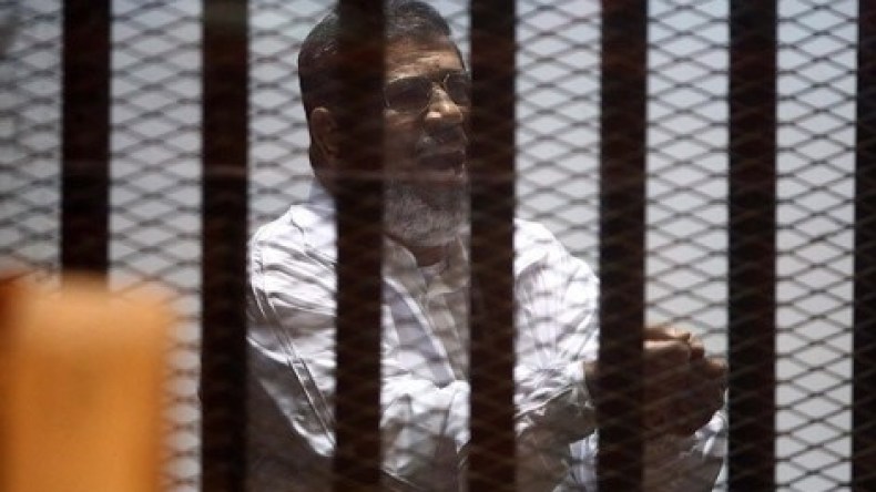 مرسي يطلب لقاء محاميه للتباحث حول قضية “التخابر”