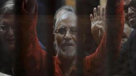 نقل مرشد الإخوان من محبسه في القاهرة لمستشفى حكومي