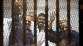 مصر: قيادات الإخوان يضربون عن الطعام في سجن العقرب