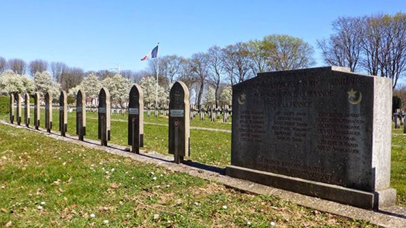 فرنسا: مجهولون يلطخون قبوراً لمسلمين بلون الدم