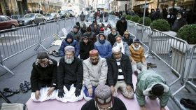 متظاهرون في نيويورك يتهمون ترامب بـ”الفاشية والعنصرية”