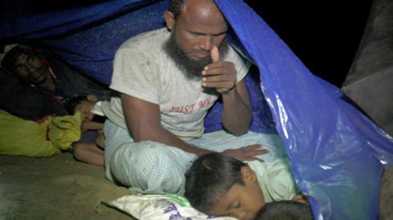 الروهينغا يحاولون الفرار لبنغلاديش مع تواصل المعارك