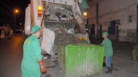 عمال النظافة يشتكون من تعرضهم لجروح ناجمة عن مخلفات الزجاج