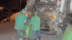 عمال النظافة يهددون بإغراق العاصمة في القمامة