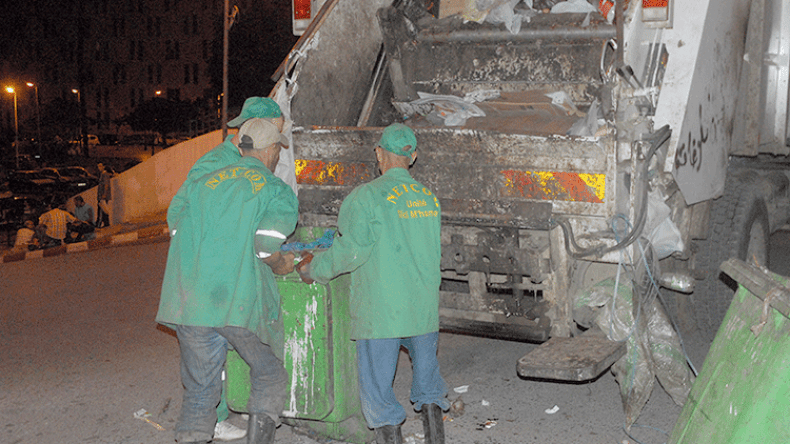 عمال النظافة يهددون بإغراق العاصمة في القمامة