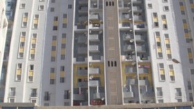 ألف مواطن يقتحمون مقر وكالة عدل احتجاجا على تأخر تسليم سكناتهم