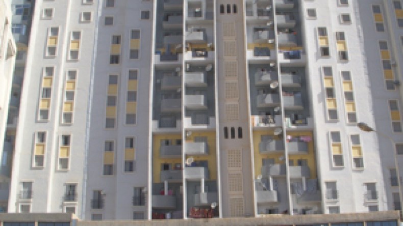 ألف مواطن يقتحمون مقر وكالة عدل احتجاجا على تأخر تسليم سكناتهم