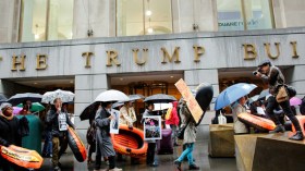 قاض فيدرالي يمدد تعليق العمل بقرار ترامب بحظر السفر