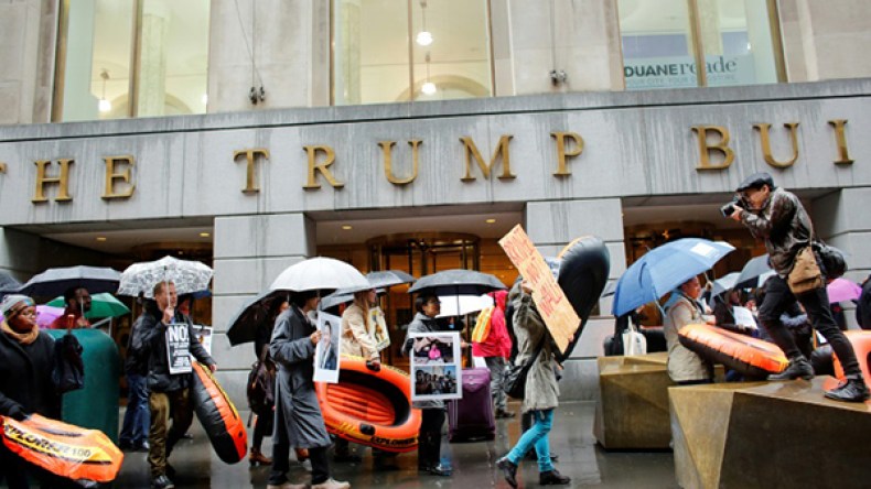 قاض فيدرالي يمدد تعليق العمل بقرار ترامب بحظر السفر