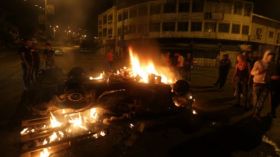 فلسطينيون يحرقون مركبة مستوطن في نابلس