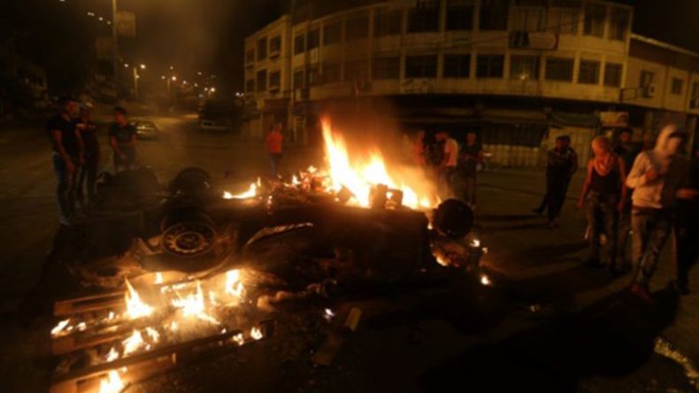 فلسطينيون يحرقون مركبة مستوطن في نابلس