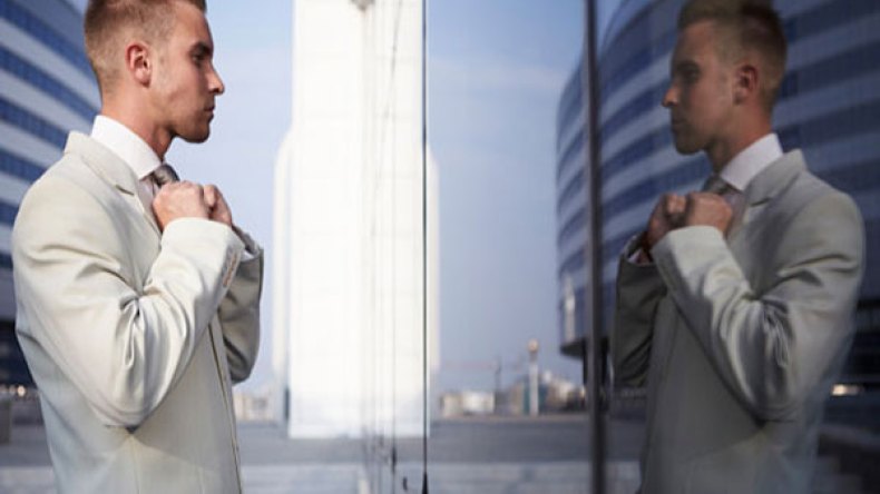 دراسة: الرجال أكثر نرجسية من النساء