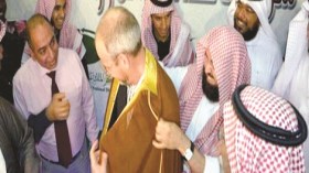 السديس يهدي عباءته لهولندي أسلم بعد مشاركته بإنتاج فيلم “فتنة”