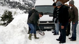 حوامل يلدن بالسيارات.. وعودة إلى ولادة العجائز بسبب الثلوج