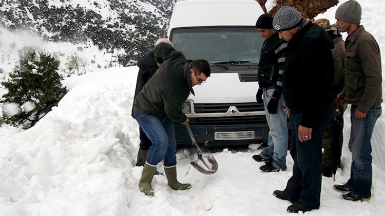حوامل يلدن بالسيارات.. وعودة إلى ولادة العجائز بسبب الثلوج