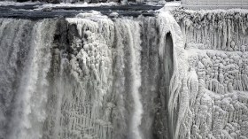 شلالات نياغرا تتجمد بسبب البرد القارس