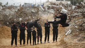 شبان في غزة يمارسون فنون قتال النينجا