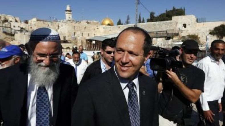 رئيس بلدية القدس يقتحم المسجد الأقصى