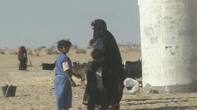 زواج بلا عقود وموتى يدفنون في رمال الصحراء