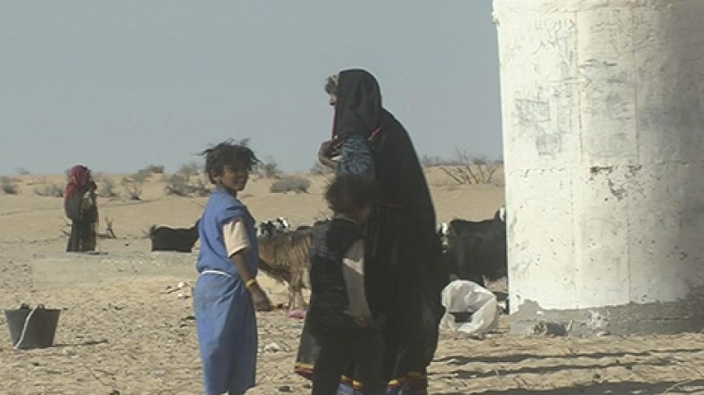 زواج بلا عقود وموتى يدفنون في رمال الصحراء