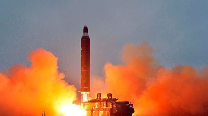 كوريا الشمالية تستعرض قوتها وتطلق ثلاثة صواريخ باليستية