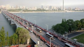 كوريون شماليون يحيون علماء البرنامج البالستي كالأبطال