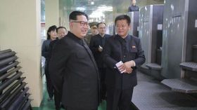 الزعيم الكوري الشمالي يعلن نجاح عملية إطلاق صاروخ بالستي