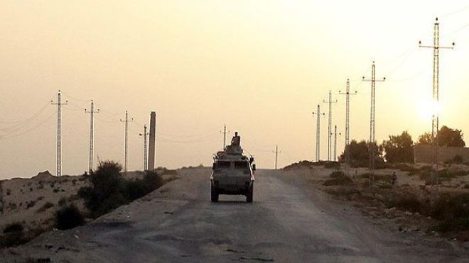 مقتل قائد عسكري في تفجير مدرعة شمالي سيناء