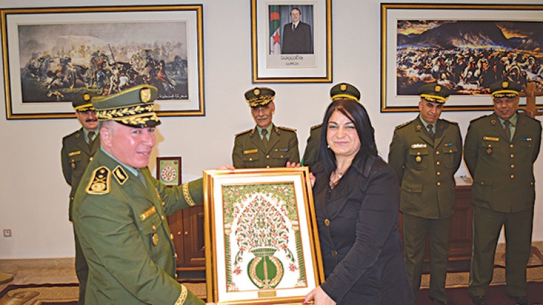 قيادة الدرك الوطني تكرم صحفية “الشروق” نوارة باشوش