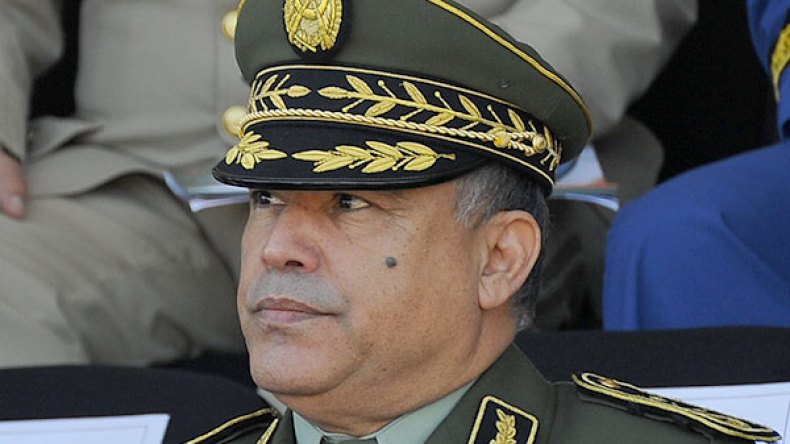 “عليكم بحماية كل شبر لسدّ الطريق أمام الإرهابيين والمهربين”